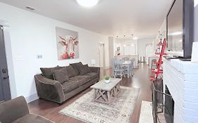 The Farmhouse - Family Friendly Downtown Cottage